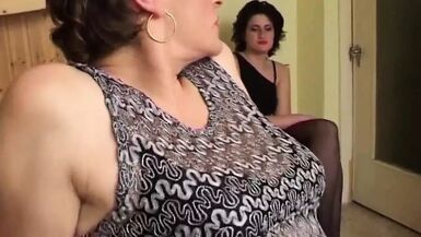 Deux MILFs échangent leurs partenaires entre la masturbation et les pénétrations anales qui provoquent le désir et le plaisir sexuel à trois.