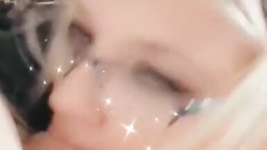 Tengo mis grandes tetas fuera y chupar la polla - 13 image