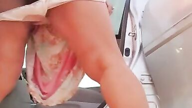 Femme mûre, chatte poilue, conduite et envie de faire pipi !