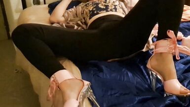 1462 - Amateur Schlampe, sexuell gekleidet in blauem, geschnürtem, Baumwollkorsett, schwarzer Lederhose, weißem Satin Tanga, Strümpfen und High-Heels, Blowjob, Rimming, Dildo Masturbation, Doggystyle Fucking, Dirty Talk - 3 image