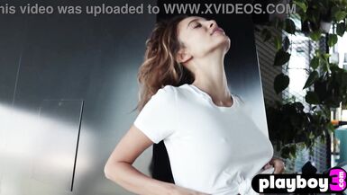 Calypso Muse, petite MILF latine, montre son corps incroyable lors dune pose pour Playboy.