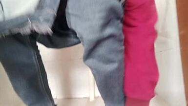 Saw mom secretly urinating in the bathroom. - 1 image