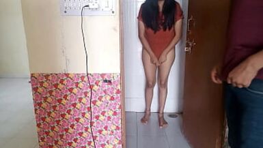 La cuñada llamó al vecino inexperto que miraba a escondidas en el baño y se lo folló XXX Bathroom Sex - 1 image