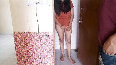 La cuñada llamó al vecino inexperto que miraba a escondidas en el baño y se lo folló XXX Bathroom Sex - 5 image