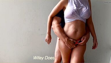 A mulher fica molhada e bate uma punheta ao marido - 5 image