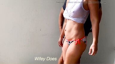 A mulher fica molhada e bate uma punheta ao marido - 9 image