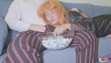 STEPMOM STARTS SUCKING MY COCK WHILE WATCHING A MOVIE AND SITTING ON IT , I FUCK AND CUM IN HER PUSSY