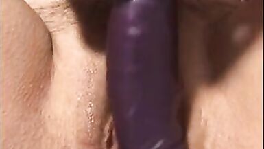 Le mari insère un buttplug pendant que sa femme joue - 11 image