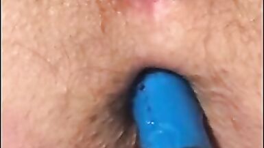 Le mari insère un buttplug pendant que sa femme joue - 2 image