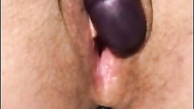 Le mari insère un buttplug pendant que sa femme joue - 3 image