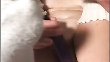 Le mari insère un buttplug pendant que sa femme joue - 4 image