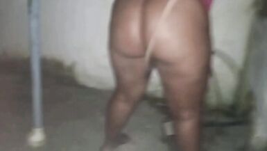 Femme ébène avec un gros cul sexhibant dans une robe courte pour son voisin coquin