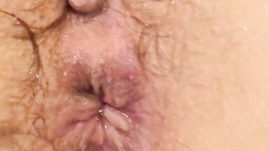 ANAL foder o cuzinho rosado da minha mulher e abrir a sua cona peluda com os meus dedos para ver o interior da sua cona molhada e cremosa - 14 image