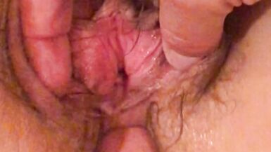 ANAL foder o cuzinho rosado da minha mulher e abrir a sua cona peluda com os meus dedos para ver o interior da sua cona molhada e cremosa - 2 image