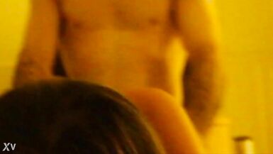 Exibidinha fudendo com dois... foi assim que a menina virou puta!!!