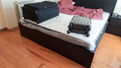 Esposa se esconde en bolsa de viaje y recibe creampie anal del mejor amigo de su marido - 3 image