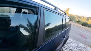 Esposa se esconde en bolsa de viaje y recibe creampie anal del mejor amigo de su marido - 4 image