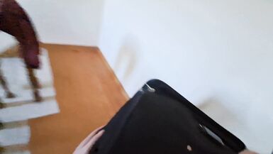 Esposa se esconde en bolsa de viaje y recibe creampie anal del mejor amigo de su marido - 7 image
