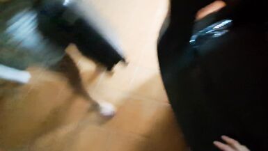 Esposa se esconde en bolsa de viaje y recibe creampie anal del mejor amigo de su marido - 8 image
