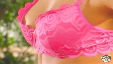Une jolie Latina en lingerie rose rencontre un ami qui lui donne une grosse éjaculation collante. - 2 image