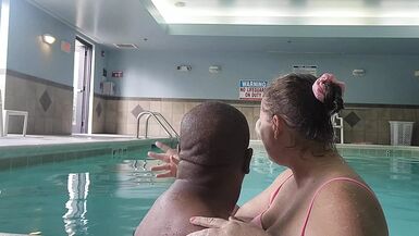 La brosse à dents dans la piscine - 1 image