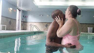 La brosse à dents dans la piscine
