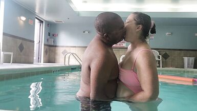 La brosse à dents dans la piscine - 14 image