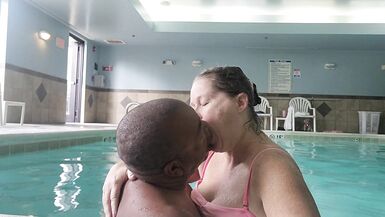 La brosse à dents dans la piscine - 2 image