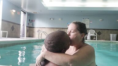 La brosse à dents dans la piscine - 3 image