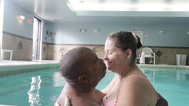 La brosse à dents dans la piscine - 5 image