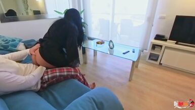 La belle-mère sest accidentellement assise sur la bite de son fils et na pas pu sen détacher avant quil nait joui en elle.