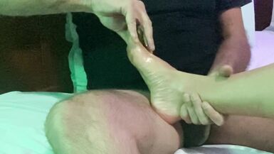 Milf & fetish. She jerks me off with her feet and massages my balls while showing me her pussy - 4 image