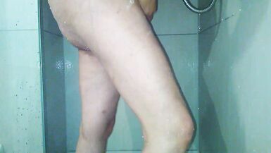 Kıllı BBW milf büyük kıçını yıkar - 14 image
