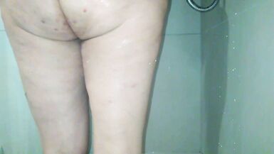 Kıllı BBW milf büyük kıçını yıkar - 2 image
