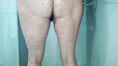 Kıllı BBW milf büyük kıçını yıkar - 8 image