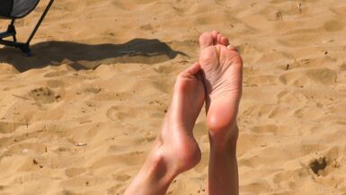 Public Beach pussy and feet closeups - 13 image