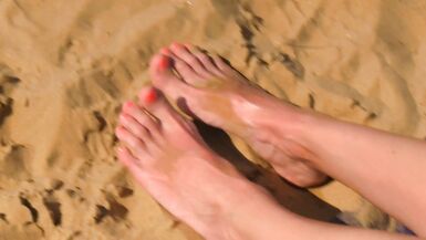Public Beach pussy and feet closeups - 15 image