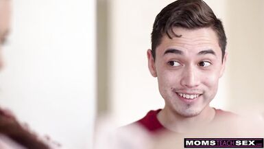 MILF Natasha Nice es tomada por sorpresa con el masaje del Día de la Madre - S17:E9 - 4 image