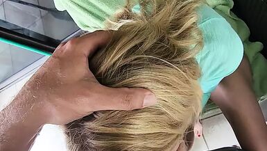 Koca ile tatilimi seviyorum! 52 yaşındaki ateşli kadın kocasına dışarıda oral seks yapıyor ve sonra sert bir şekilde becerilmek için içeri giriyor. - 1 image
