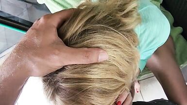 Jadore mes vacances avec mon mari ! Une femme sexy de 52 ans fait une fellation à son mari à lextérieur, puis rentre à lintérieur pour se faire baiser.