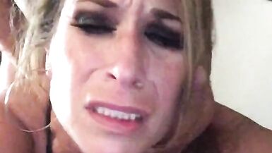 Une magnifique salope se fait pilonner la chatte pendant quelle bâillonne sur un gode