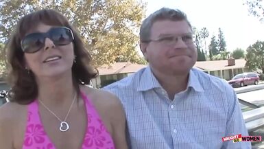 Une femme mûre obtient lapprobation de son homme pour essayer un énorme con dans sa chatte.