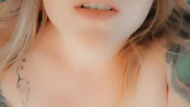 Le jouet télécommandé fait jouir maman et gicle sur tout le corps