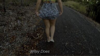 Wifey sale al parque totalmente sin sujetador y con sus grandes tetas a la vista - 13 image