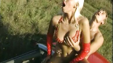 Baiser rétro dans la décapotable - 13 image