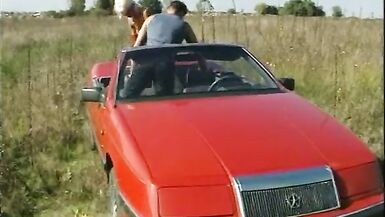 Baiser rétro dans la décapotable - 3 image