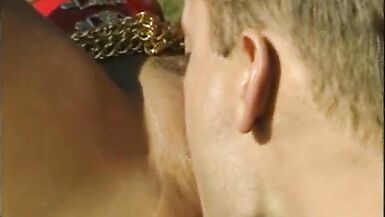 Baiser rétro dans la décapotable - 4 image