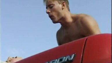 Baiser rétro dans la décapotable - 8 image