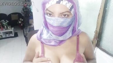 Okul Kıyafetinde Gerçek Sıcak Arap MILF Kocası Uzaktayken Niqabda Orgazm Olmak İçin Mastürbasyon Yapıyor ve Squirts