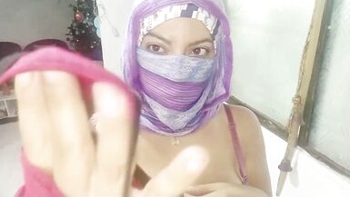 Una vera MILF araba sexy in tenuta scolastica si masturba e raggiunge lorgasmo con il Niqab mentre il marito è via - 14 image